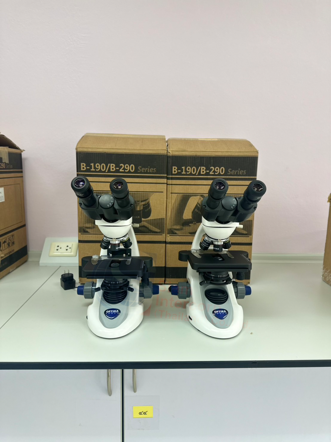 ติดตั้งกล้องจุลทรรศน์แบบเลนส์ประกอบ 2 กระบอกตา (Binocular brightfield microscope) ยี่ห้อ OPTIKA รุ่น B-292PLi (OW94)