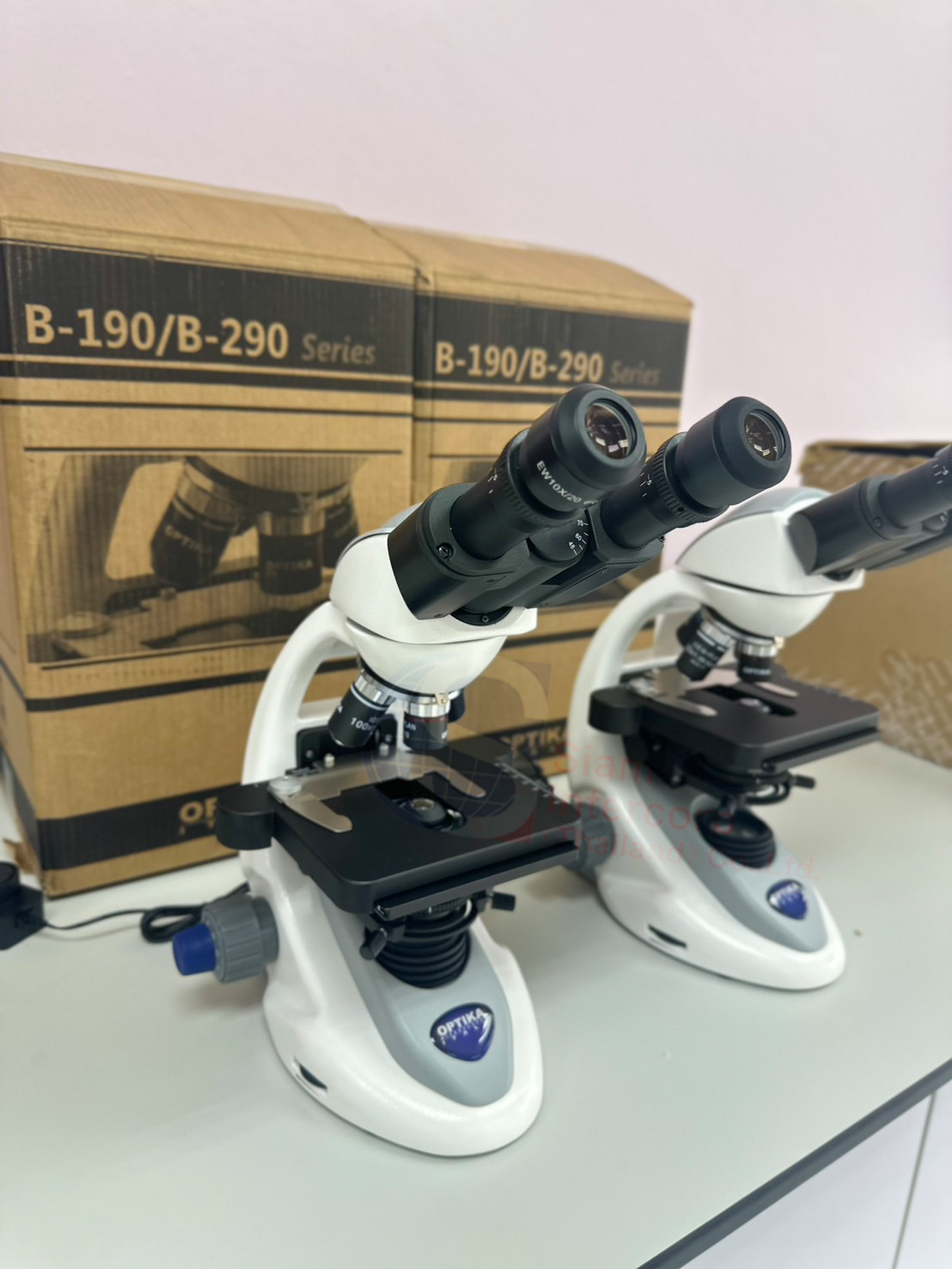 ติดตั้งกล้องจุลทรรศน์แบบเลนส์ประกอบ 2 กระบอกตา (Binocular brightfield microscope) ยี่ห้อ OPTIKA รุ่น B-292PLi (OW94)
