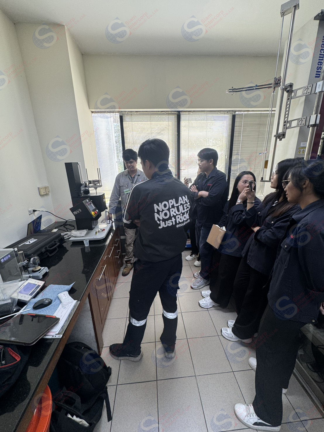 ติดตั้งเครื่องวัดอัตราการหลอมไหลของพลาสติก (Melt Flow Index Tester) ยี่ห้อ INSTRON รุ่น MFi7 (OW123)